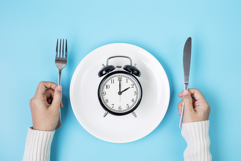 話題の16時間断食とは？効果や正しい実践方法を解説！